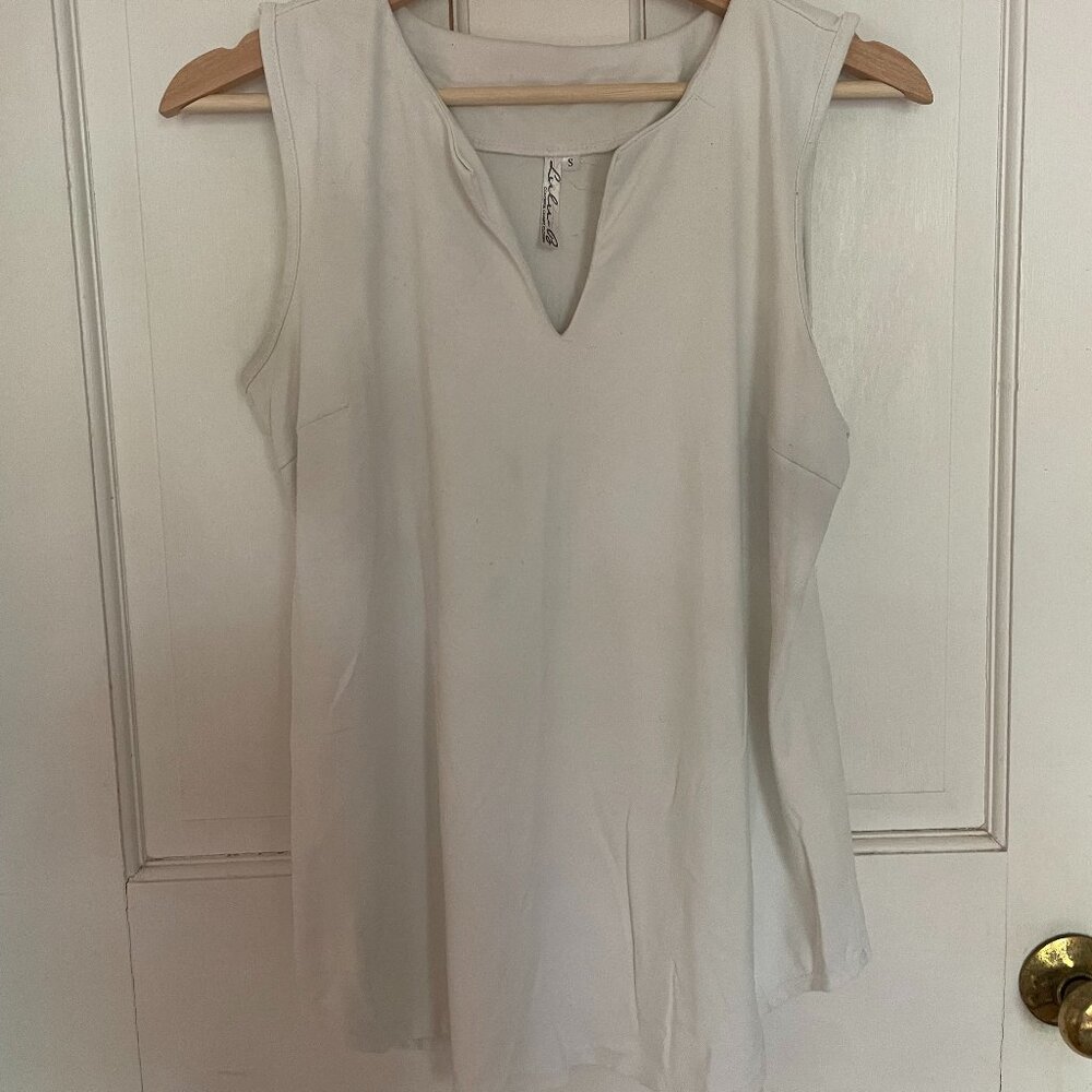 Lulu B White V-neck Sleeveless Top